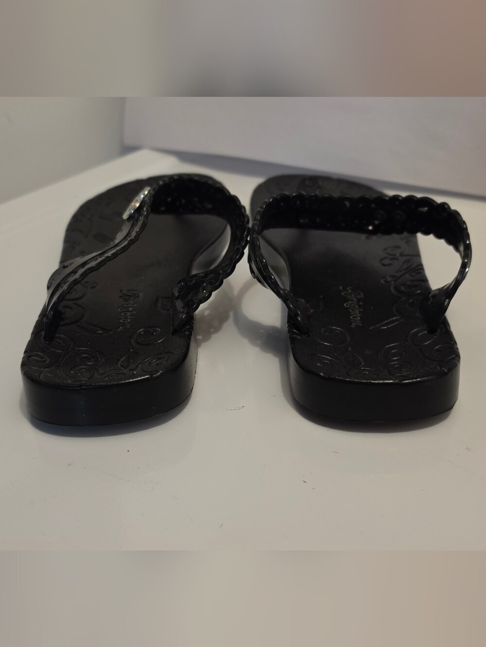Brighton Womens Sz 9 Black Scroll Medallion EUC thongs sandals jelly flip-flops - Picture 6 of 7